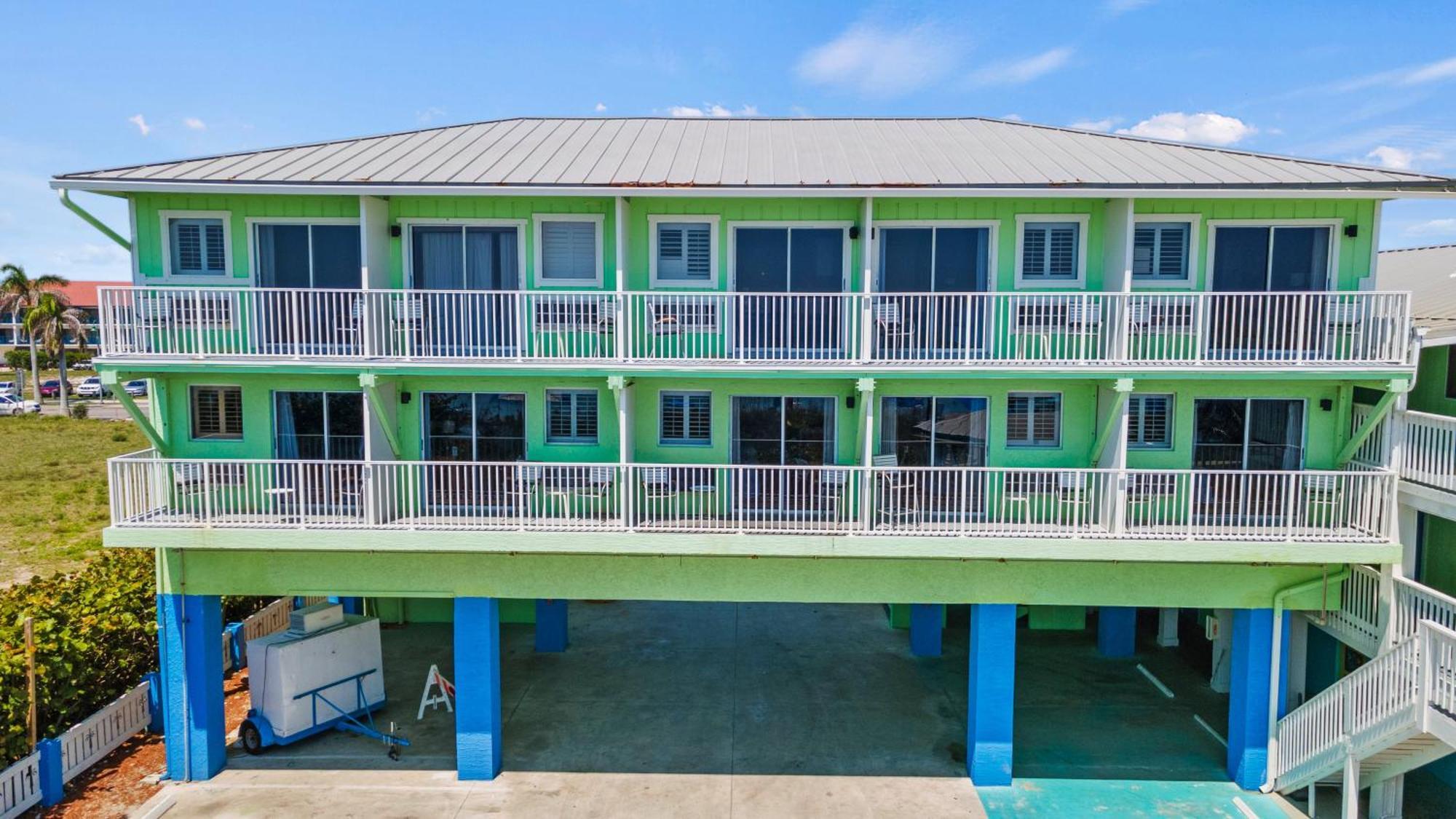 Oceanfront Inn, Private Balcony, 2 Full Beds #16 Форт Пирс Экстерьер фото