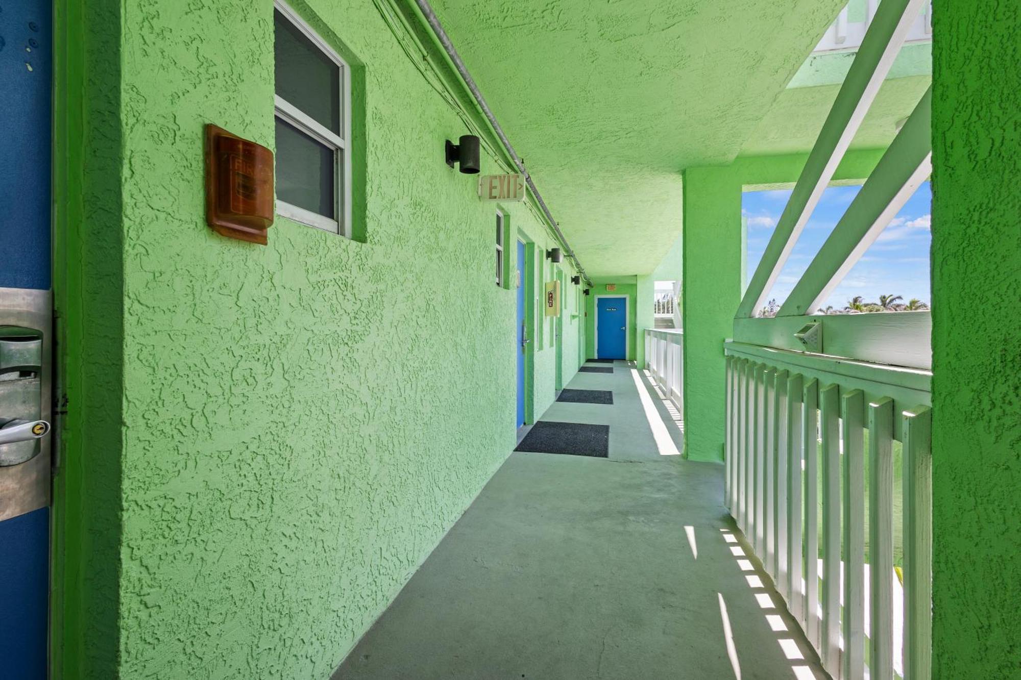 Oceanfront Inn, Private Balcony, 2 Full Beds #16 Форт Пирс Экстерьер фото